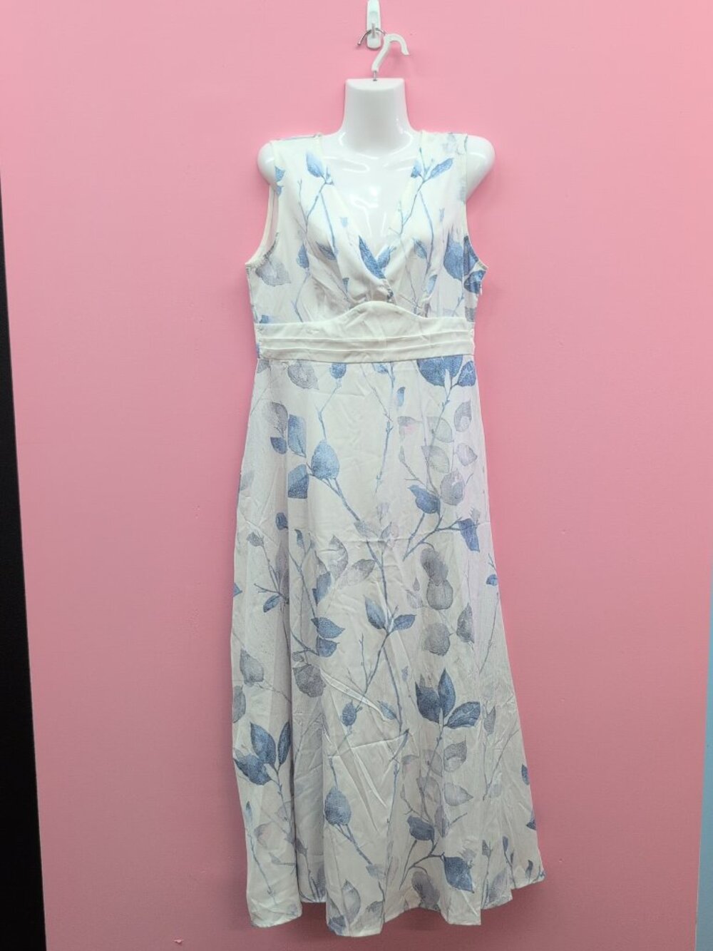 Made With Love Women's Floral Sleeveless V-Neck Maxi Dress Large Blue White NWT